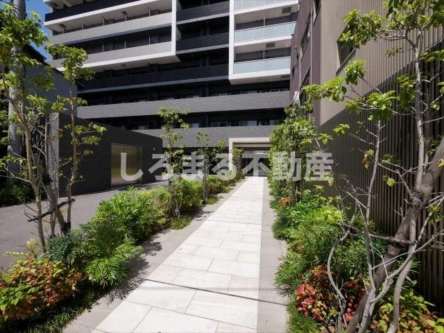 アドバンス大阪バレンシアのエントランス