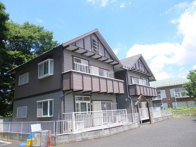 グリーンタウンのエントランス|ゆったりとした敷地に駐車場もございます。