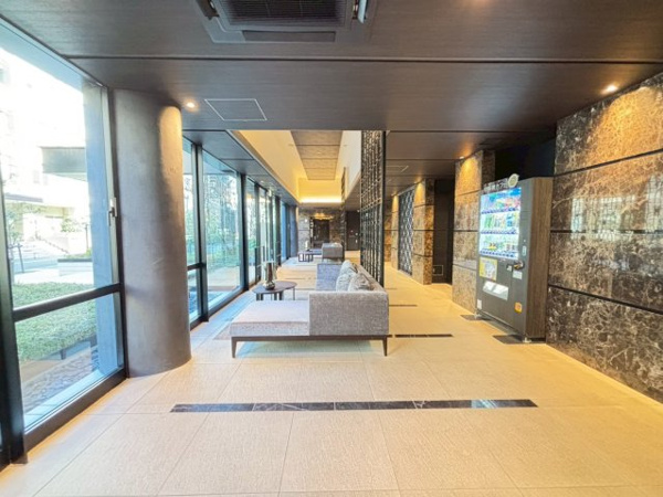 【その他共用部分】 | 【エントランスホール】高級家具とオブジェが日々の生活を彩ります。