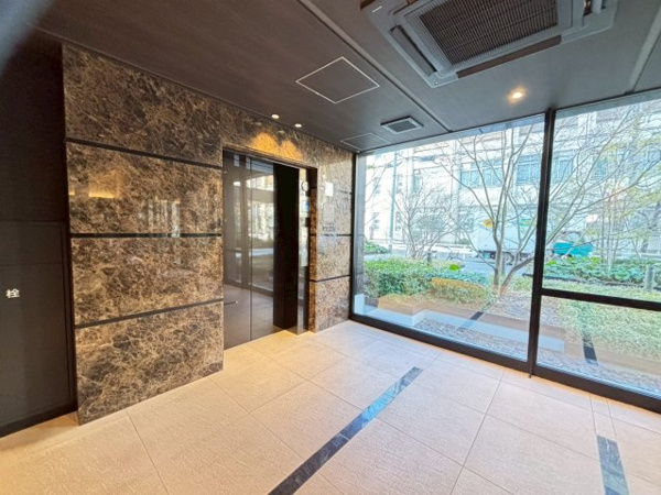 【その他】 | 【エレベータホール】大理石のような壁を採用しており落ち着いた雰囲気のあるエレベータホール！