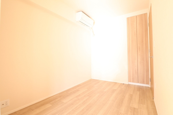 【洋室】 | 【洋室】約4.5帖の洋室！収納スペースもあり！