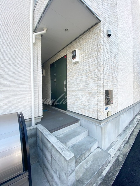 平塚市榎木町の賃貸マンションのエントランス