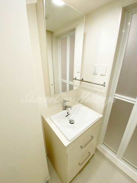 平塚市榎木町の賃貸マンションの洗面所|明るい洗面所です