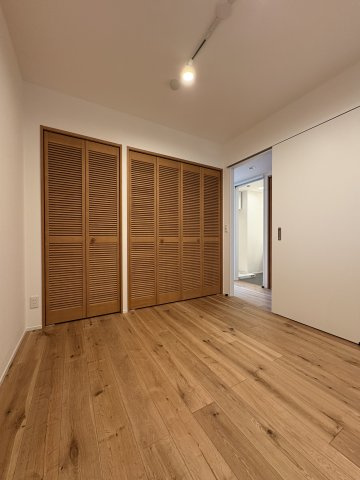 KAMAKURA WOOD LIVING — 材木座の上質リノベの洋室