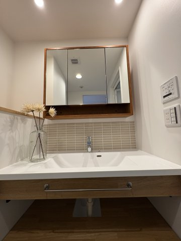 KAMAKURA WOOD LIVING — 材木座の上質リノベの独立洗面台