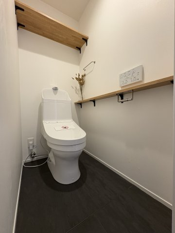 KAMAKURA WOOD LIVING — 材木座の上質リノベのトイレ