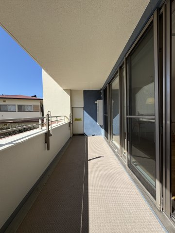 KAMAKURA WOOD LIVING — 材木座の上質リノベのバルコニー