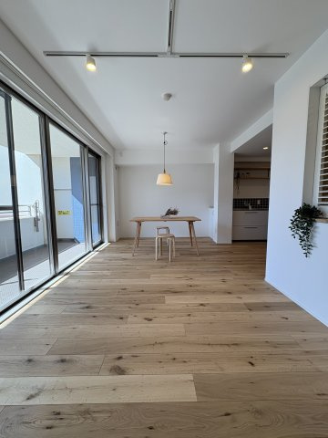 KAMAKURA WOOD LIVING — 材木座の上質リノベの居間・リビング