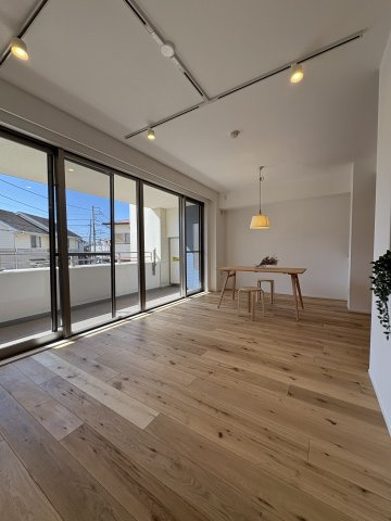 KAMAKURA WOOD LIVING — 材木座の上質リノベの居間・リビング