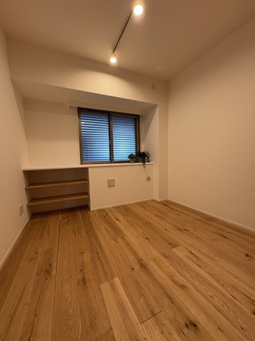 KAMAKURA WOOD LIVING — 材木座の上質リノベの洋室