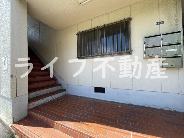 コーポ飯島のエントランス|落ち着いたエントランスです