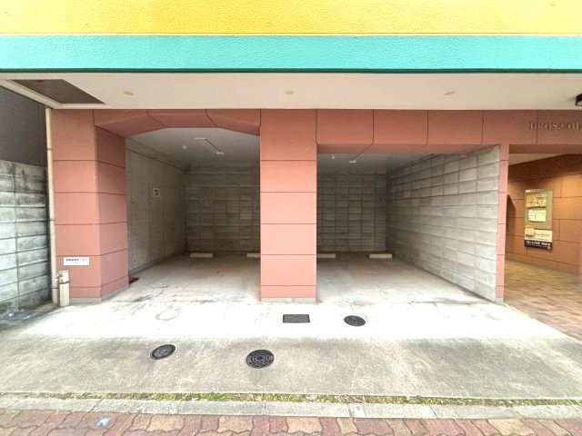 ブロスコート六甲Ⅱの駐車場