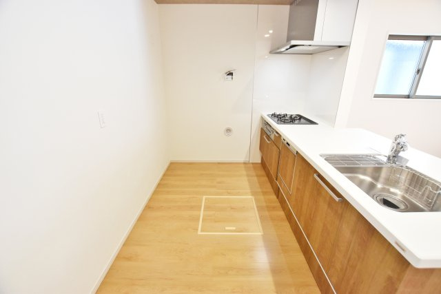 テラシエ立花3丁目新築一戸建てのキッチン|キッチンスペースは、冷蔵庫や食器棚を配置しても余裕の広さ。お料理中でもすれ違うことができます。