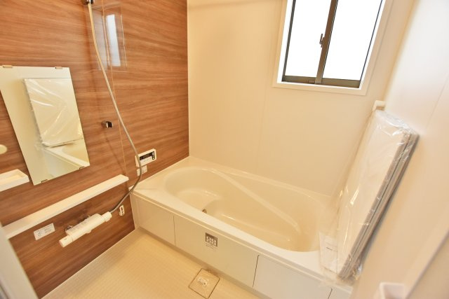 テラシエ立花3丁目新築一戸建ての浴室|一日の疲れをいやしてくれるバスルーム。足をのばしてゆっくりくつろげば、ぐっすり眠れます。