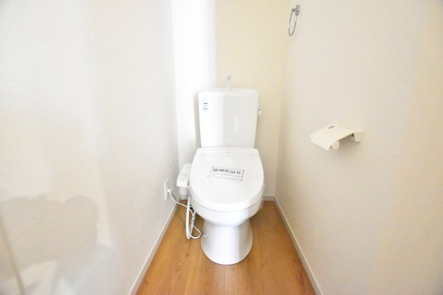 テラシエ立花3丁目新築一戸建てのトイレ|寒い朝の日に座ったときでもヒヤッとすることなく、快適に利用していただける温水洗浄便座付トイレです。