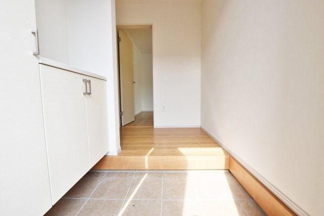 テラシエ立花3丁目新築一戸建ての玄関|玄関横の収納スペースは靴などを収納できるだけでなく、お家の顔である玄関を彩ってくれるお花や絵画を飾ることもできます。