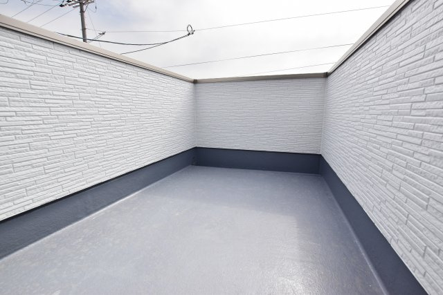 テラシエ立花3丁目新築一戸建てのバルコニー|バルコニーは奥行のあるワイドタイプ。洗濯物を干すだけでなく、天気のいい日には椅子を置いてのんびりと過ごしてみるのもいいかも。