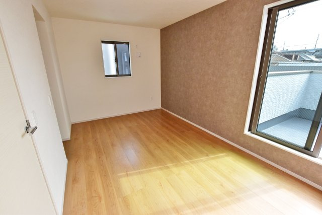 テラシエ立花3丁目新築一戸建ての洋室|2階洋室7.5帖。主寝室想定のお部屋は南向きバルコニーに面しています。