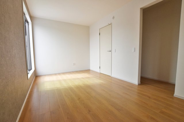 テラシエ立花3丁目新築一戸建ての洋室|2階洋室7.5帖。お部屋にはウォークインクローゼットもあり、衣類はもちろん大きな荷物までスッポリと収納できます。