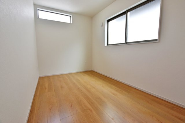 テラシエ立花3丁目新築一戸建ての洋室|2階洋室5.0帖。2面採光の明るいお部屋です。