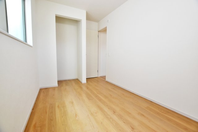 テラシエ立花3丁目新築一戸建ての洋室|2階洋室5.0帖。クローゼットのお部屋です。