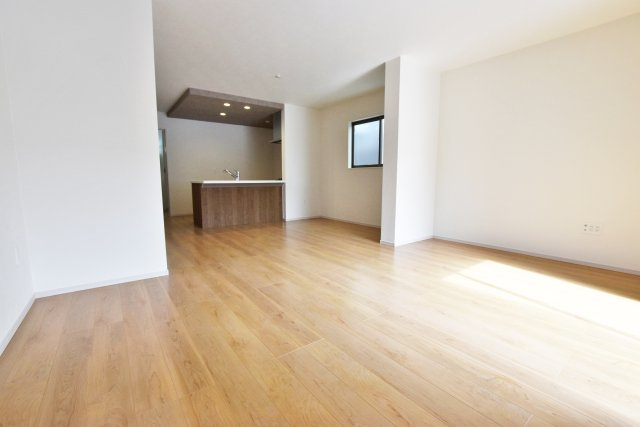 テラシエ立花3丁目新築一戸建ての居間・リビング|家具が配置しやすい形状のリビングダイニングですので、お気に入りの家具を設置した状態がイメージしやすいのがいいですね。