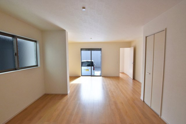 テラシエ立花3丁目新築一戸建ての居間・リビング|南側に大きく開いた窓から明るい陽射しが差し込むリビングはみんなの笑顔があふれる心地よい空間です。