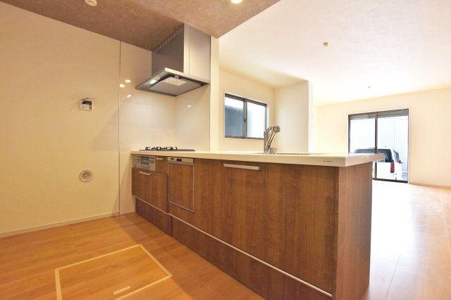 テラシエ立花3丁目新築一戸建てのキッチン|オープンタイプの対面式キッチン。お料理中でも家族との会話が途切れることはありません。ご夫婦の会話やお子様との会話まで。思わず笑みもこぼれます。