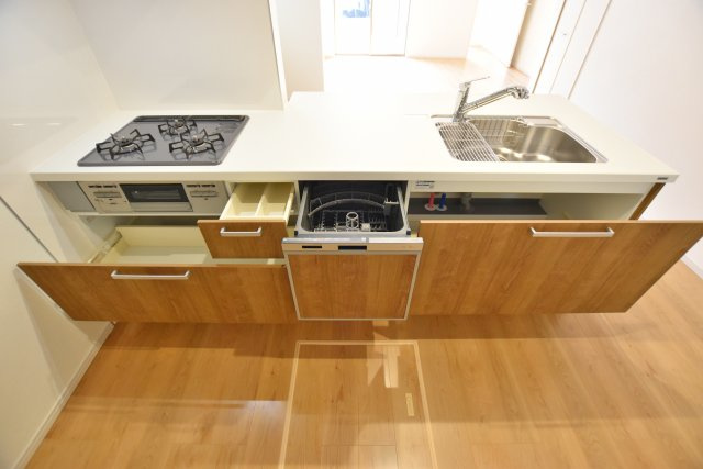 テラシエ立花3丁目新築一戸建てのキッチン|便利な食洗機付キッチン。食後どうしてもおっくうになってしまう洗い物もこれさえあれば楽々です。