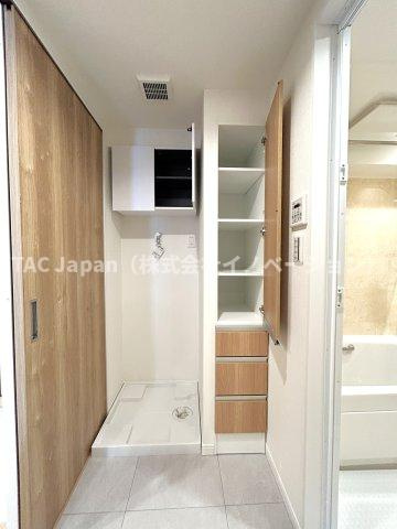 ベイクレストタワーの脱衣所|キャビネット収納はぎっしり色々な物を収納でき下部収納は引き出しタイプになっています。