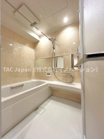 ベイクレストタワーの浴室|【お風呂】
足を伸ばせる浴槽＆ワンタッチでお湯張や追焚が出来るオートバスで1日の疲れも快適にリフレッシュ。雨のお洗濯に威力を発揮する浴室換気乾燥機付き。