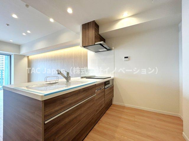 ベイクレストタワーのキッチン|会話が弾む対面型キッチン。後ろにはお洒落な食器類を余裕で収納できるスペースがあります。