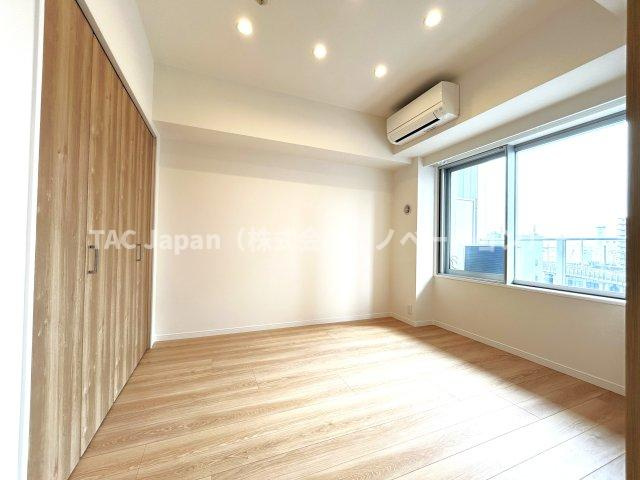 ベイクレストタワーの洋室|～Bed room～
バルコニーから陽当たりが差し込みますので、日中は電気など必要ない明るさとなっております。