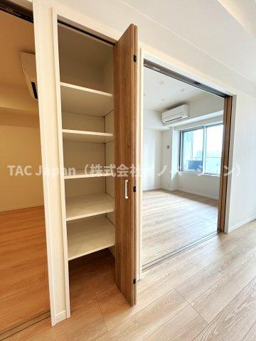 ベイクレストタワーの収納|リビングには多目的に使える収納がございます。細かい物をともかくたくさん収納できますのでリビングがすっきり片付きます。