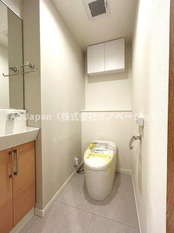 ベイクレストタワーのトイレ|十分なスペースを確保したトイレ。
収納もございますのでシンプルな空間を保てます。