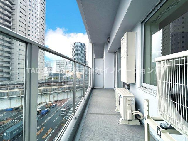 ベイクレストタワーのバルコニー|テーブルを置いてもゆとりのある幅の広いバルコニー。穏やかな景色を楽しみながらティータイムを楽しむのも至福のひと時ですね。