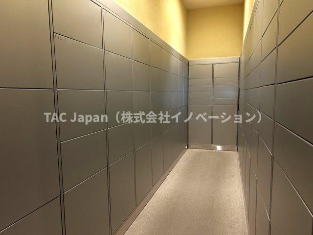 ベイクレストタワーのその他共用部分|宅配ボックスがたくさんございます。お仕事でお帰りが遅い方にも、ご夫婦でお仕事されている方にも、確実にお荷物の受け取りが出来るので安心です。