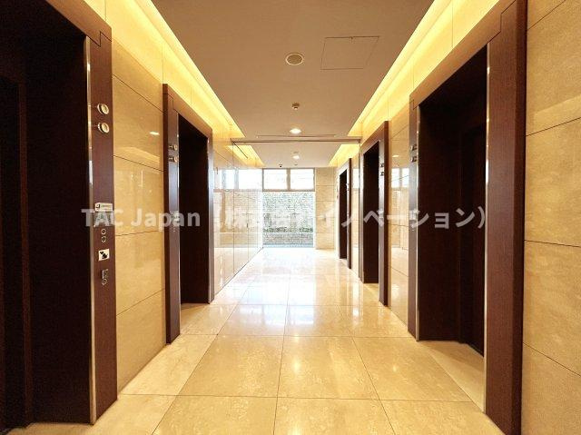 ベイクレストタワーのその他共用部分|～Elevator～
エレベーターは5機設置。朝の混雑時にスムーズにエレベーターに乗れるかどうかは、貴重な時間を左右する大事なポイント。現地見学時にはぜひチェックしてみてください。