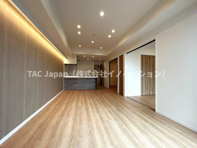 ベイクレストタワーの居間・リビング|家族みんなが爽やかに健やかに過ごせるように、溢れる光をたっぷり取り込んだリビングダイニング。集いの場、憩いの場としての快適性を求めたやすらぎの空間です