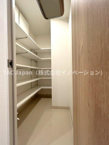 ベイクレストタワーの収納|下駄箱はウォークインになっていますので、脚の長いブーツや長靴もたっぷり収納頂けます。いつも気持ちよくご家族をむかえられるよう、玄関下駄箱収納をフル活用してスッキリとした玄関を保ってください。