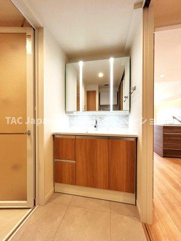 ベイクレストタワーの独立洗面台|【パウダールーム】
三面鏡タイプの洗面化粧台を採用し、キャビネット収納はぎっしり色々な物を収納でき下部収納もございます。シャワーヘッドタイプを採用しておりますのでお掃除など楽々できます。