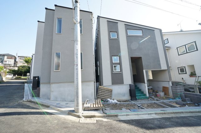 【静けさに包まれる住宅地】LDK21帖超×豊富な収納が叶えるゆとりの邸宅★仲介手数料無料★の外観|角地に映えるスタイリッシュな外観。シンプルながらも存在感のあるデザインで、街並みに自然と調和しながらも印象に残る一邸です。