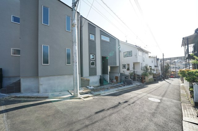 【静けさに包まれる住宅地】LDK21帖超×豊富な収納が叶えるゆとりの邸宅★仲介手数料無料★の前面道路含む現地写真|前面道路は開放感があり、角地ならではのゆとりある立地。車の出し入れもしやすく、日々の生活にストレスを感じさせません。