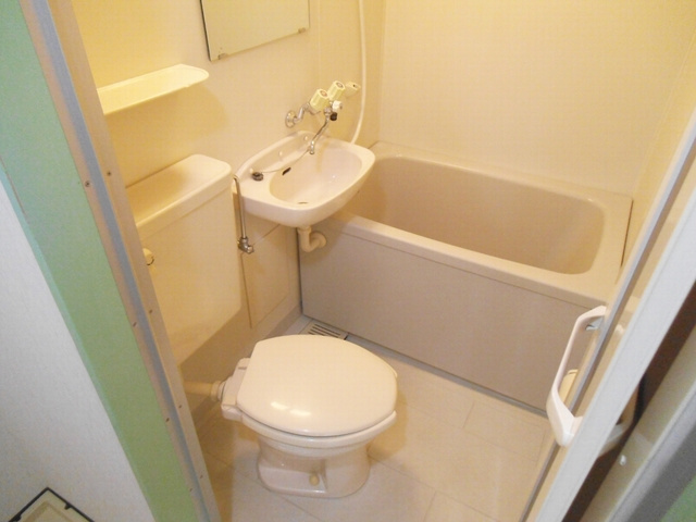 藤コーポのトイレ|バストイレ同室です☆