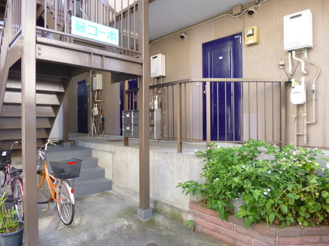 藤コーポのロビー|自転車のおけるエントランス部分！