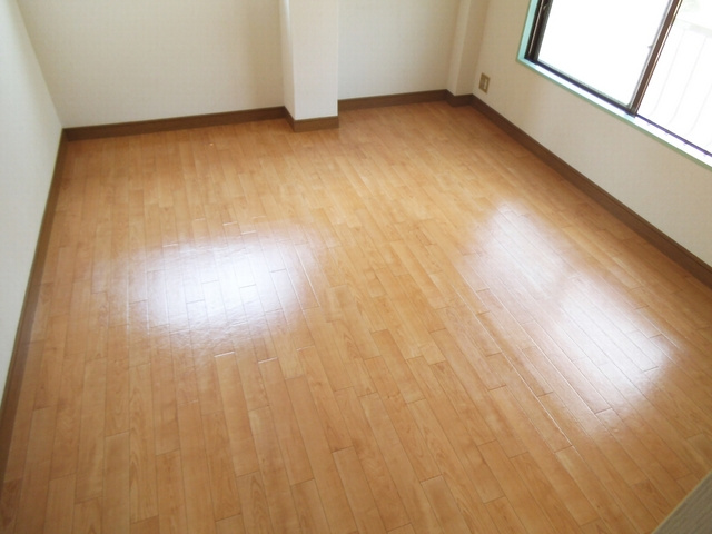 藤コーポの居間・リビング|ピカピカのフローリングが自慢です！