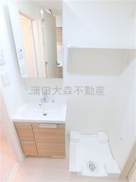 リテラス蒲田の洗面所|独立洗面台　吊戸棚付きの洗濯機置き場　洗面脱衣所