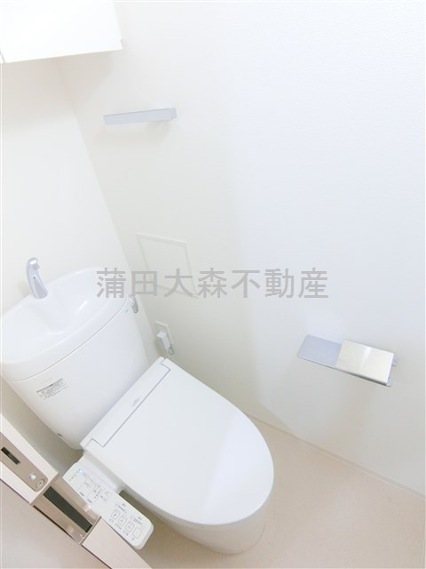 リテラス蒲田のトイレ|棚収納と温水暖房便座付きのトイレ