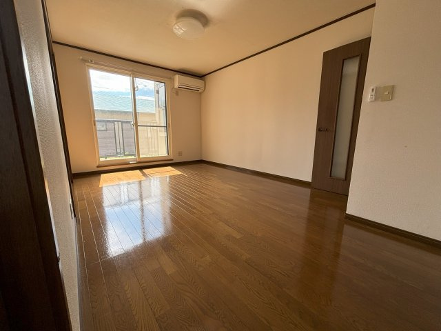 ホワイトベースCの居間・リビング|※入居中の為、同タイプ別のお部屋の写真となります。陽だまりに包まれて、何気ない日常がちょっと特別になる空間。