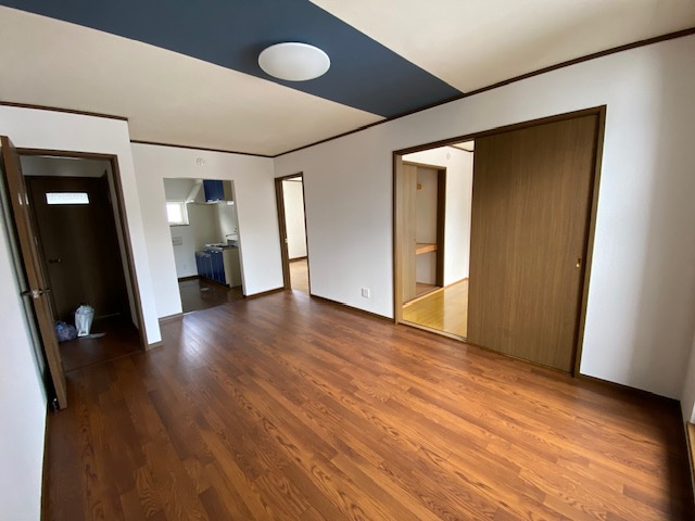 ホワイトベースCの居間・リビング|家族が自然と集まる、あたたかな時間が流れるリビング。